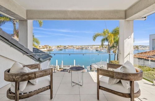 Minyama House | Waterfront Oasis