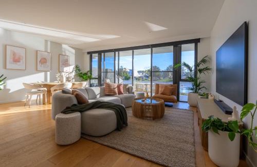 North Coogee House | Waterfront Retreat- North Coogee - Luxury, Beachfront, family friendly, Sauna, close to Fremantle & Rottnest Island Ferry