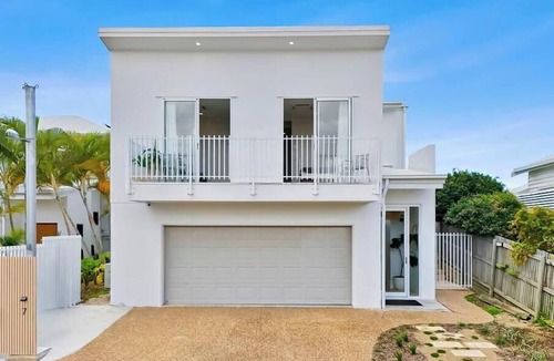 Cooee Bay House | Waters Edge On Wattle | Absolute Beachfront Luxury