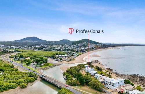 Cooee Bay House | Waters Edge On Wattle | Absolute Beachfront Luxury