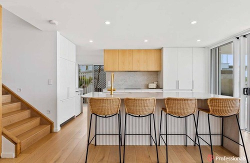 Cooee Bay House | Waters Edge On Wattle | Absolute Beachfront Luxury