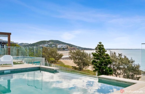 Cooee Bay House | Waters Edge On Wattle, Absolute Beachfront Luxury