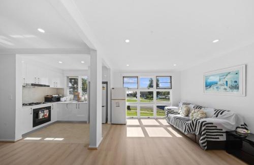 Koonawarra House | Waterside 3 BDR House with Fully Fenced & Car Park