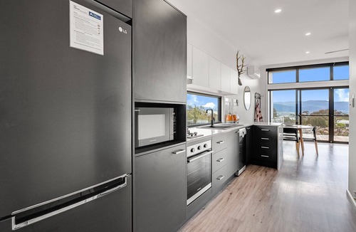 East Jindabyne Cabin | Wattle Eco Lodge at Peak View Farm