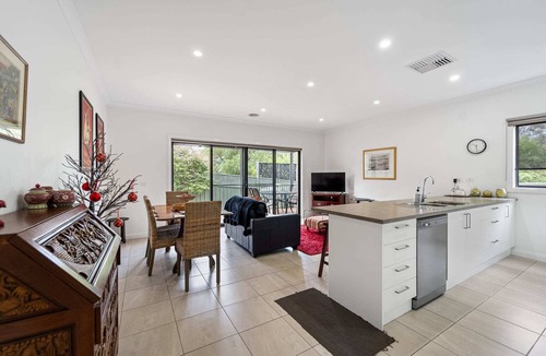 Bendigo House | Wattle Gem Townhouse with Free WiFi