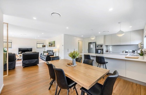 Warrane Villa | "Wattle Villa" No2 -2BR/2BA–10min to CBD-Airport.