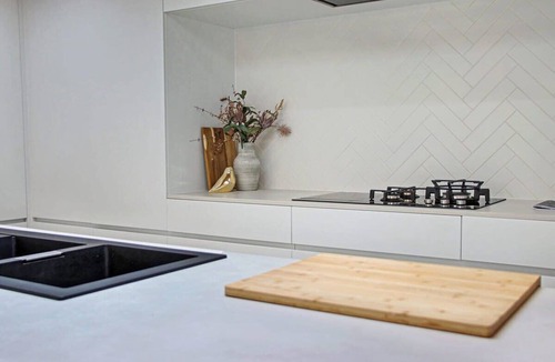 Barwon Heads House | Wattlebird Escape – Heated Pool, Pizza Oven, Sleeps 10