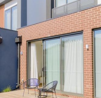 Mulgrave House | Waverley Gardens Modern 3BR Home - Pet Friendly & Parking