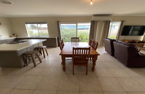 Jurien Bay House | Welcome to Dalveen Cottage! Walking distance to the beach.