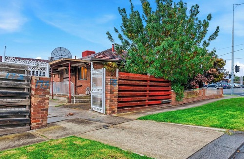 St. Albans House | Well-Located St Albans Stay with Fully Equipped Kitchen