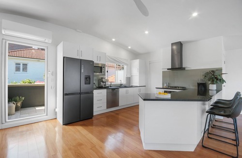 Manly House | Wellness Retreat - Sauna, Views, Lift and Location