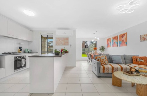 Werrington House | Werrington Home | near Uni & Park,Transport