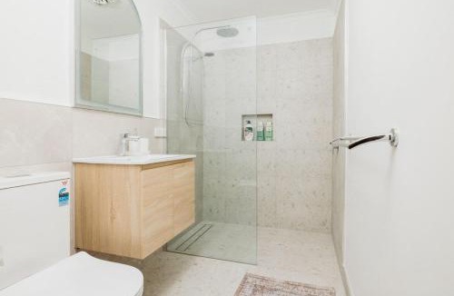 Parklands House | West Grove Cottage Burnie