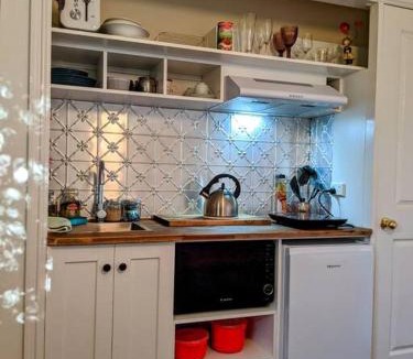 West Hobart Apartment | West Hobart self contained 1 bedroom studio walk to town