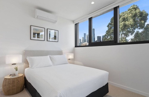 West Melbourne Apartment | West Melbourne 2-Bed Steps from Flagstaff Gardens