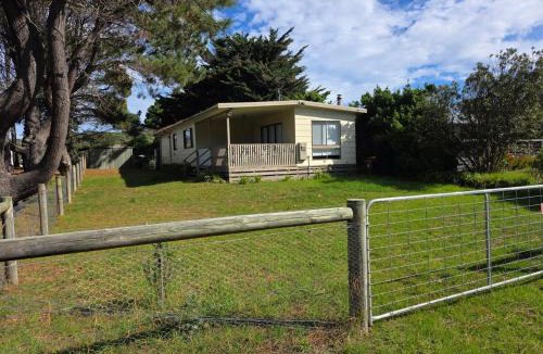 Venus Bay House | Where Paris meets Jupiter - Linen, Wi-Fi, Pets OK