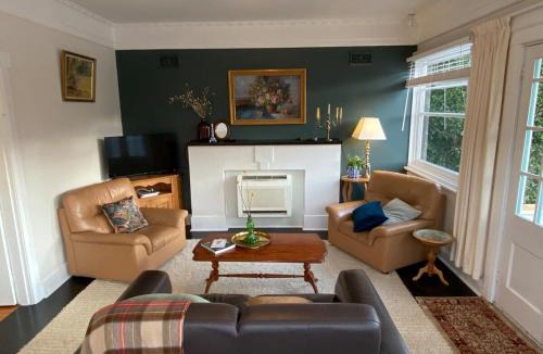 Kingston Beach Apartment | Whimsy Cottage, Beachside retreat, Outdoor bath