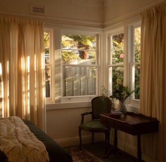 Kingston Beach Apartment | Whimsy Cottage, Beachside retreat, Outdoor bath