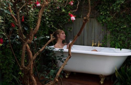 Kingston Beach Apartment | Whimsy Cottage, Beachside retreat, Outdoor bath