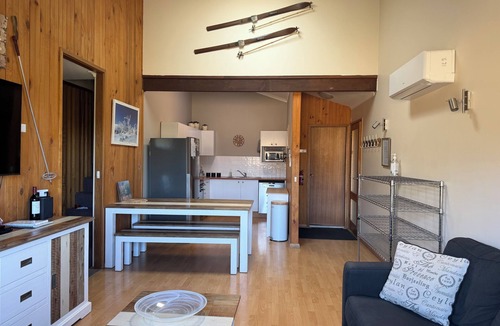 Jindabyne Apartment | Whispering Pines, walk to town, enjoy a Sauna.