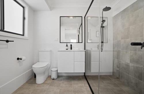 Orange House | Whistling Way Wonderscape - Modern 4 Bed 2 Bath