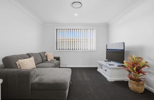 Orange House | Whistling Way Wonderscape - Modern 4 Bed 2 Bath