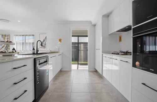 Orange House | Whistling Way Wonderscape - Modern 4 Bed 2 Bath