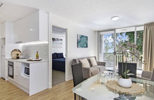 Coolangatta Apartment | White Caps Unit 3- 400 metres to Kirra Beach, cafes and restaurants