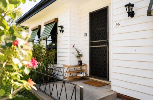 White Hills House | White House Bendigo Garden Retreat