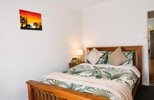 White Hills House | White House Bendigo Garden Retreat