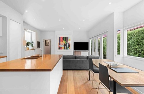 Geelong House | White House in CBD and close to beach
