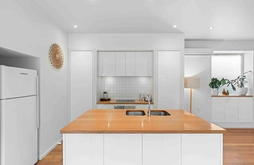 Geelong House | White House in CBD and close to beach