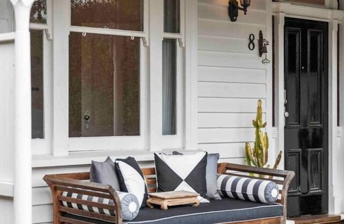 Geelong House | White House in CBD and close to beach