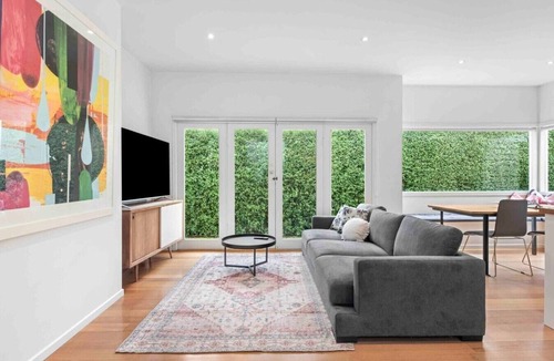 Geelong House | White House in CBD and close to beach