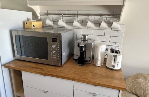 Brownlow Ki Cottage | White Pebbles 1 Queen Bedroom 1 bathroom Free WiFi. Pet Friendly