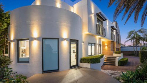 Wamberal House | Whitehaven – Luxury Waterfront Escape in the Heart of Terrigal