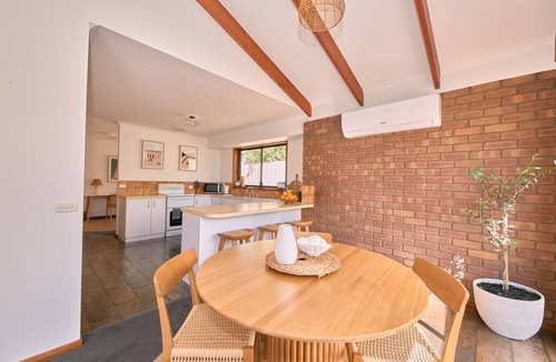 Torquay House | Whites Beach Nest - walk to the beach!