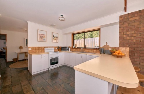 Torquay House | Whites Beach Nest - walk to the beach!