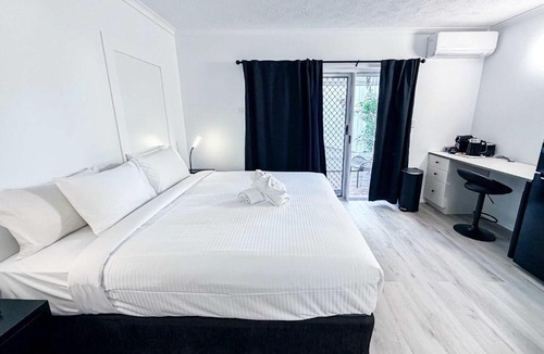 Dolphin Heads Apartment | WhitsunStays - U111 The Hideaway