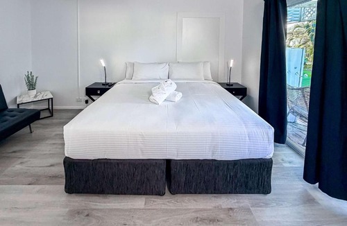 Dolphin Heads Apartment | WhitsunStays - U111 The Hideaway