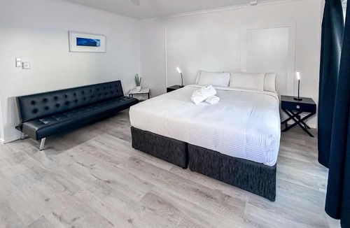 Dolphin Heads Apartment | WhitsunStays - U111 The Hideaway