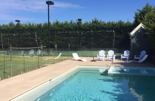 Blairgowrie House | Wildcoast Getaway- Pool, tennis court and trampoline