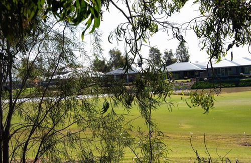Yarrawonga House | Willow's Place overlooking The Black Bull Golf Course Yarrawonga