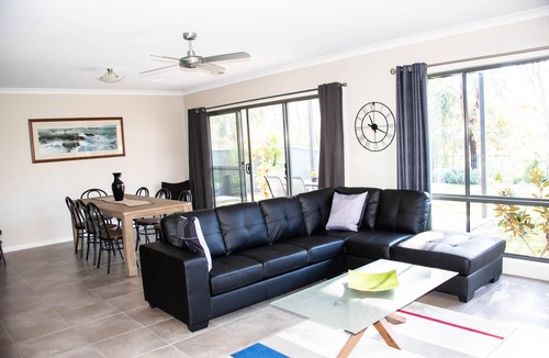 Yarrawonga House | Willow's Place overlooking The Black Bull Golf Course Yarrawonga