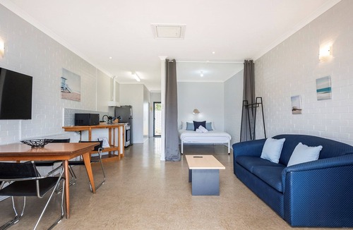 Lancelin Apartment | Windsurfer Beach Chalet 2 - No Frills holiday vibe