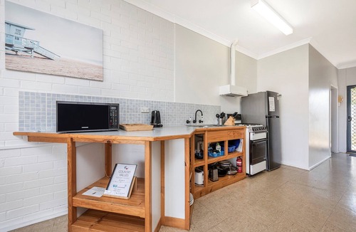Lancelin Apartment | Windsurfer Beach Chalet 2 - No Frills holiday vibe