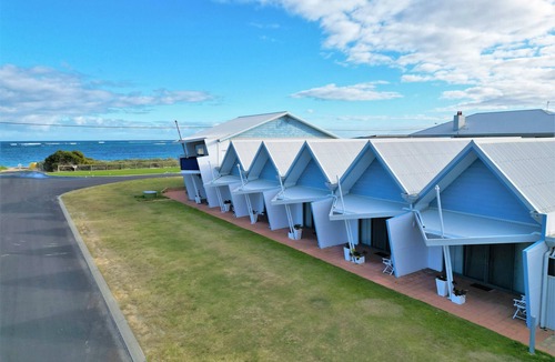 Lancelin Apartment | Windsurfer Beach Chalet 2 - No Frills holiday vibe