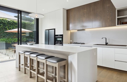 Portsea House | Windsurfer Close to the Portsea village