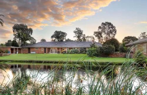 Nulkaba House | Wine Country Homestead - Spacious Retreat