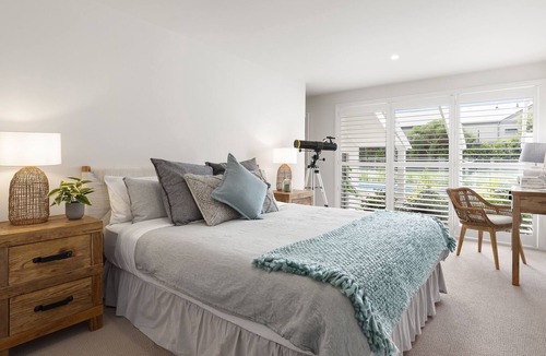 Portsea House | Without doubt, one of the most appealing settings you will find. (sleeps 10)